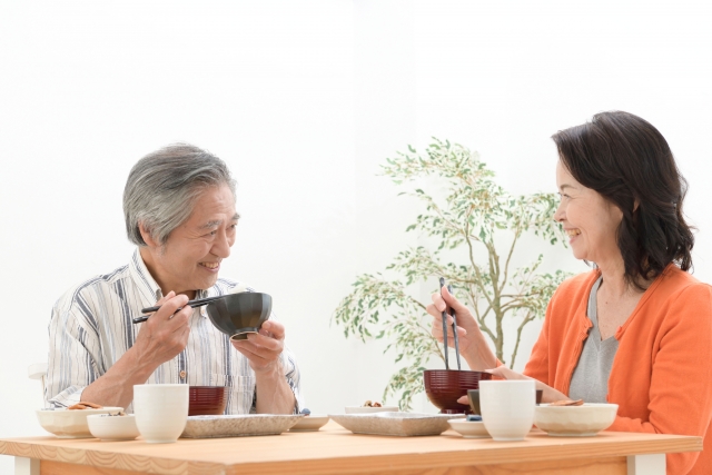 しじみエキスの粉末を使った料理を食べる夫婦