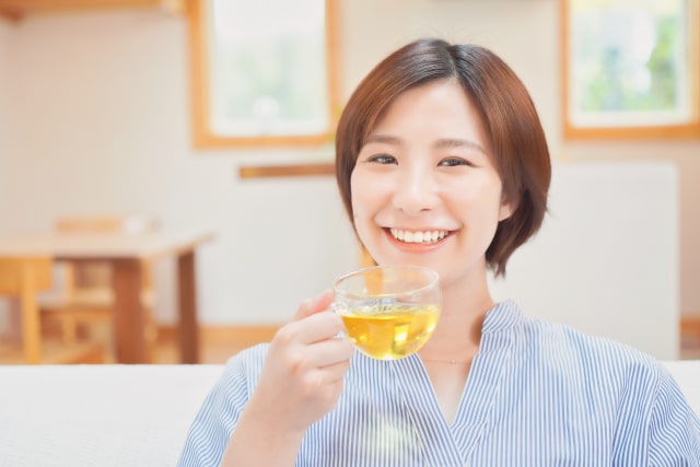 妊婦さんにおすすめの美味しい松葉茶を飲む女性